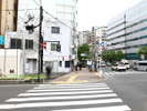 B築地駅:入船橋交差点を渡り左折します。