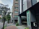C新富町駅:左折後、当館が正面に見えます。