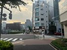 C築地駅:築地橋交差点を右折しますと、ホテルが正面に見えます。