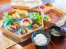 【厳選食材手作りお部屋食】彩り豊かなお弁当で旬の食材を活かしたメニューをお楽しみください。