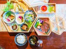 【厳選食材手作りお部屋食】彩り豊かなお弁当で旬の食材を活かしたメニューをお楽しみください。