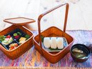 サービス朝食(おにぎり、おかず、お味噌汁)