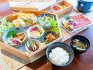 【厳選食材手作りお部屋食】彩り豊かなお弁当で旬の食材を活かしたメニューをお楽しみください。