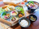 【厳選食材手作りお部屋食】彩り豊かなお弁当で旬の食材を活かしたメニューをお楽しみください。