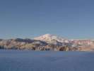 【冬】真っ白な雪に覆われた鳥海山と青空のコントラストが綺麗に映ります