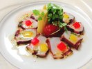 *色とりどりの野菜と共に楽しむタコのカルパッチョ
