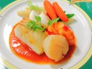 *【洋食フルコース】一例。ぷりぷりの食感と素材の旨みを活かした、見た目にも華やかな海鮮料理です。