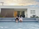プール内にはゆったり座れるベンチもありお話しがはずみます