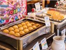 大阪といえばやっぱりたこ焼き!外はカリっと、中はふんわり。関西の味を存分にご堪能ください。