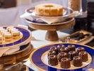 カヌレやケーキをはじめ、こだわりのスイーツが並ぶビュッフェ。