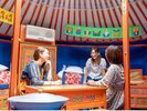 ゲルの中で家族や友達と夜まで楽しくおしゃべり。非日常のまあるい部屋で盛り上がります♪