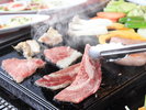 【夕食一例】南部鉄器の鉄板を使用した熱々ジューシーな焼肉をお楽しみください。