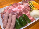牛・豚・鶏など6種類の具材を鉄板焼きでお召し上がりいただけます。
