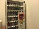 【1階自動販売機】アルコール・おつまみ・煙草(タスポをお持ちの方のみ)の自販機も