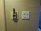 【ルームキー差込口】ルームキーを差し込んで頂くと、お部屋の電気がつきます。