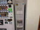 1階自動販売機コーナーに、製氷機がございます。また、電子レンジもご用意しております。