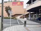 �B横断歩道を渡りましたら左折します