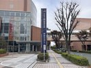 �F歩きながら左手に楽器博物館の建物を通りすぎます(残り徒歩3分程です)