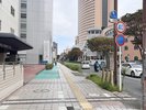 �E右手側にアクトシティ(高層ビル)を見ながら大通り沿いをまっすぐ進んでください
