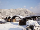 錦帯橋までバスで15分、雪が積もると幻想的な風景が楽しめます。提供:山口県観光連盟