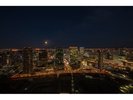 梅田スカイビルの「空中庭園」から眺める夜景。ビル群の光が輝く