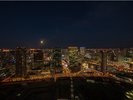 梅田スカイビルの「空中庭園」から眺める夜景。ビル群の光が輝く