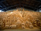 砂と水だけを素材につくられる彫刻〈砂像〉を展示する世界初の美術館「砂の美術館」。写真提供:鳥取県