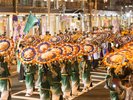毎年8月に行われるしゃんしゃん祭り。鈴の音響く色彩豊かな傘で一斉に舞う姿は圧巻です。写真提供:鳥取県