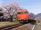 鳥取には様々なデザインの鉄道が走っています。鉄道でのノスタルジックな旅も魅力的です。写真提供:鳥取県