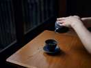 お部屋に備え付けたお茶セット。寛ぎの時間をお過ごしください。
