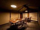 酒蔵だった建物を改装したレストラン「�ーkura」。間隔を空けて席を配置し、組数を限定しご案内しております