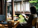 この宿一番の大きなお庭を広い縁側から眺めながら、ゆったりと流れる時間をお過ごしください。