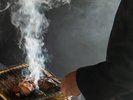 冬季限定ツキノワグマの料理 目の前で仕上げる熊料理。カウンターで臨場感と会話を楽しむ