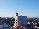 4号線沿い、5階建ての建物です。