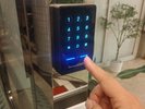 ホテルの入り口もオートロックになります。解錠はルームキーナンバーと連動しております。