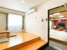 隣り合う和室とパレットLが、お部屋の中の内扉でつながっており気軽に客室間の行き来ができます。