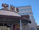 人気焼肉チェーン「安楽亭」はホテルと併設。徒歩0分!