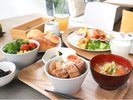 旨味たっぷりのお肉をはじめ、サラダバーなど、ビュッフェ形式でご用意。