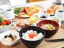 忙しい朝でもさっと食べられる和食をメインに、朝6:00からお召し上がりいただけます。