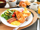 ビュッフェ形式の朝食は6:00〜8:00、土日祝の朝は〜9:00ご提供 会場は道路向かいの別館グリーンコア+1