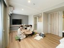プレミアムパレットLはフラットなフローリング空間。お荷物も気軽に広げてお過ごしいただけます。