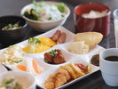 朝食ビュッフェ一例。ドリンクバーあり。