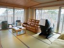【次郎の庵・1階/14帖】 マッサージチェアでゆったりとお過ごしください