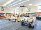 *【売店】和歌山の地元特産品やパンダグッズ等のお土産を豊富に揃えた館内ショップ。