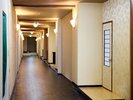 *【館内】落ち着いた照明が続く静寂感ある館内廊下。