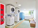 *【ランドリールーム】長期滞在にも便利な館内ランドリー設備。