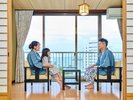 *【客室一例】海を望む窓際の席で家族団らんを楽しむ寛ぎの時間。