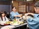 *【お食事風景】ご家族みんなで旬の味覚を囲み笑顔あふれるお食事時間。