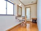 *【貴賓室】大きな鏡を備えた明るく清潔感のある空間。