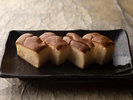 寿司屋の玉子焼き魚のすり身や大和芋を混ぜ込み、時間と手間を掛け、ふんわりと焼き上げました。